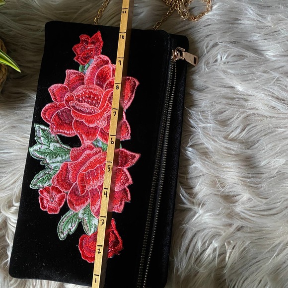 SOLD 🛒 Embroidered Velvet Purse - Picture 8 of 9